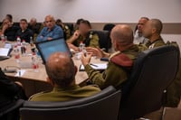 מפקד אוגדה 91 תת-אלוף יובל גז בהערכת מצב עם ראשי הרשויות בגליל