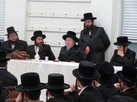 האדמו"ר מסקאליע בישיבת צאנז קלויזנבורג במונסי