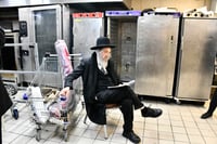 הגר"ד כהן בלימוד במטבח של ארמונות חן