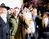 מעמד מרגש: ספר תורה הוכנס לקבר יוסף בשכם | צפו בתיעוד מריקודי השמחה