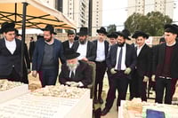 הגרב"ד פוברסקי בתפילה בבית העלמין בב"ב