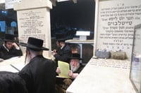 האדמו"ר מסאסוב בתפילה בבית העלמין בטבריה