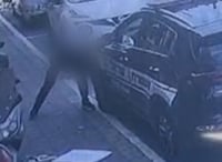 בלשי בני ברק עצרו חשוד שדקר גלגל של ניידת כנקמה על דו"ח תנועה | צפו בתיעוד