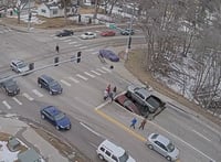 תיעוד דרמטי: שקע ענק בלע שתי מכוניות שעמדו בצומת | צפו 