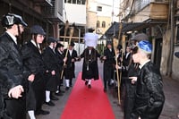 ילדי בעלזא בבני ברק במסיבות פורים