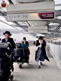 האדמו"ר ממעז'בוז בדרכו חזרה לארץ