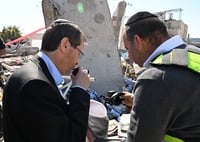 הנשיא הרצוג בזירת הנפילה בבית שמש