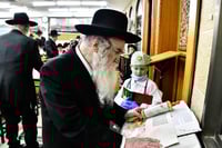 הגאון רבי מרדכי גרוס בקריאת המגילה