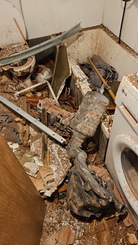 "קרה לנו נס": שבר טיל איראני נפל בחדר הכביסה של המשפחה החרדית