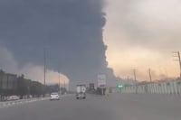 איראני צילם תימרות עשן והעביר מסר: "תודה טראמפ, תודה נתניהו - העם איתכם"