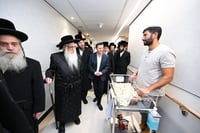 האדמו"ר מצאנז בחנוכת מחלקת יולדות ממוגנת במרכז הרפואי צאנז