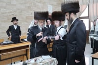 האדמו"ר מסערט ויז'ניץ בהנחת תפילין לנכדו