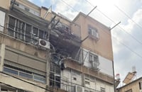 בלב בני ברק: פגיעה בקומה עליונה בבניין מגורים, בן 60 נפצע מרסיסים