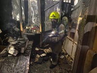 לוחמי האש פועלים בבית הכנסת הבוער