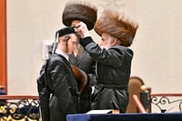 האדמו"ר מויזניץ בהנחת תפילין לנכדו