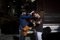 מניחים תפילין בשוק מחנה יהודה