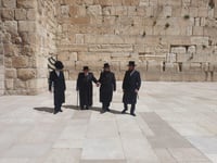 האדמו"ר מקופיטשניץ ברחבת הכותל המערבי