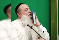 סגירת המעגל של מזכה הרבים | 30 שנות עמל הוגשו להרב יגאל כהן בהפתעה