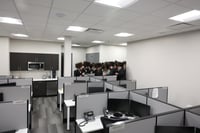 הרבי מסאטמר בקביעת מזוזות במרכז הרפואי בקריית יואל