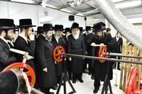 האדמו"ר מסאדיגורה בטחינת חיטים