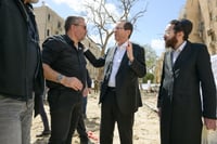 המפגש של הרצוג עם חסידי גור ליד הבניינים ההרוסים: "לא פשוט"