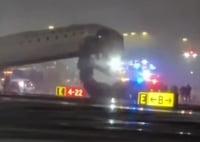 מטוס התנגש ברכב בנחיתה בניו יורק; ארבעה נוסעים נהרגו במקום