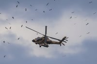 יום של מלחמה בצפון הארץ: מסוק צבאי ישראלי טס סמוך לגבול ישראל עם לבנון