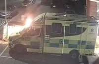 אנטישמיות בלונדון: רעולי פנים הציתו אמבולנסים של 'הצלה' בסמוך לבית כנסת