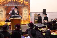 האדמו"ר מביאלה נואם בנדבורנה ירושלים