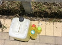 הבקבוקים והג'ריקן שעפ"י החשד הכילו נוזל דליק ונתפסו ע"י השוטרים