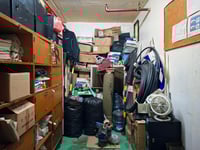 הולך ומצטבר. חפצים ישנים ללא שימוש במחסן