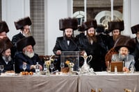 האדמו"ר מקאסוב נואם בשמחת שבע הברכות בבאבוב 45