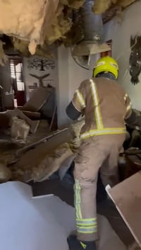 תיעוד: הדירה התפרקה לחלוטין - אף אדם לא נפגע | 34 צוותים פועלים במפעל הבוער