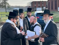 הרה"צ רבי חיים מאיר טווערסקי בביקור בכלא 'פורט דיקס'