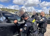 רגע לפני שהרכב הגנוב פורק: השוטרים עלו על 'משחטת' רכב בכפר | תיעוד