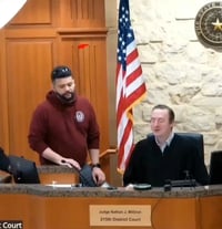 דוחה: הטכנאי פתר בעיה תוך שניות באמצע דיון - השופט גירש אותו מהאולם באיומים