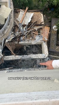 ״אני בדרך כלל יושב שם״: כך נראה הבית שספג פגיעה ישירה | צפו
