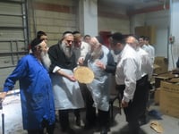 הגאון רבי יצחק זילברשטיין באפיית מצות