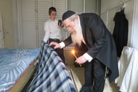 הגאון רבי שרגא שטיינמן בבדיקת חמץ