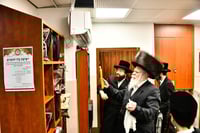 האדמו"ר מפרמישלאן בבדיקת חמץ