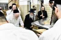 האדמו"ר מאמשינוב באפיית המצות