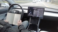 נהיגה אוטונומית בטסלה