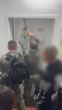 אחרי המתנה מחוץ לדלת, הלוחמים פרצו לבית החשוד | צפו