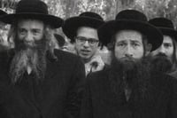 האדמו"ר מצאנז זצ"ל (משמאל) עם סבא רבא שלי הרב ישראל אריה זלמנוביץ זצ"ל אחרי השואה