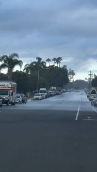 תיעוד מדהים: הגשם מתקדם לאיטו במעלה הרחוב - הצד השני נותר יבש | צפו