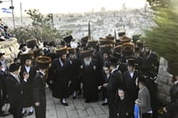 האדמו"ר מקרעטשניף י-ם בתפילה בהר הצופים