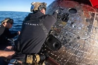 חיוכים מבעד לפיח: כך צוות "ארטמיס 2" יוצא מקפסולת האוריון בלב האוקיינוס | צפו