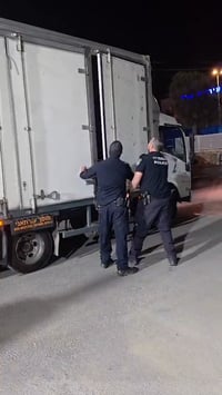 דלת המשאית נפתחת - והחשודים שניסו להתחבא יוצאים בזה אחר זה | צפו