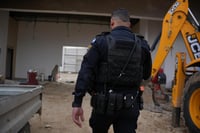 שוטר מבצע חיפוש, אילוסטרציה