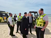 הרב שטמר בסיור עם הכוחות על חוף הים